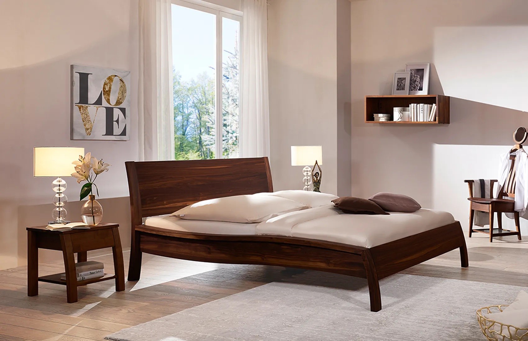 Bett aus dunklem Massivholz
